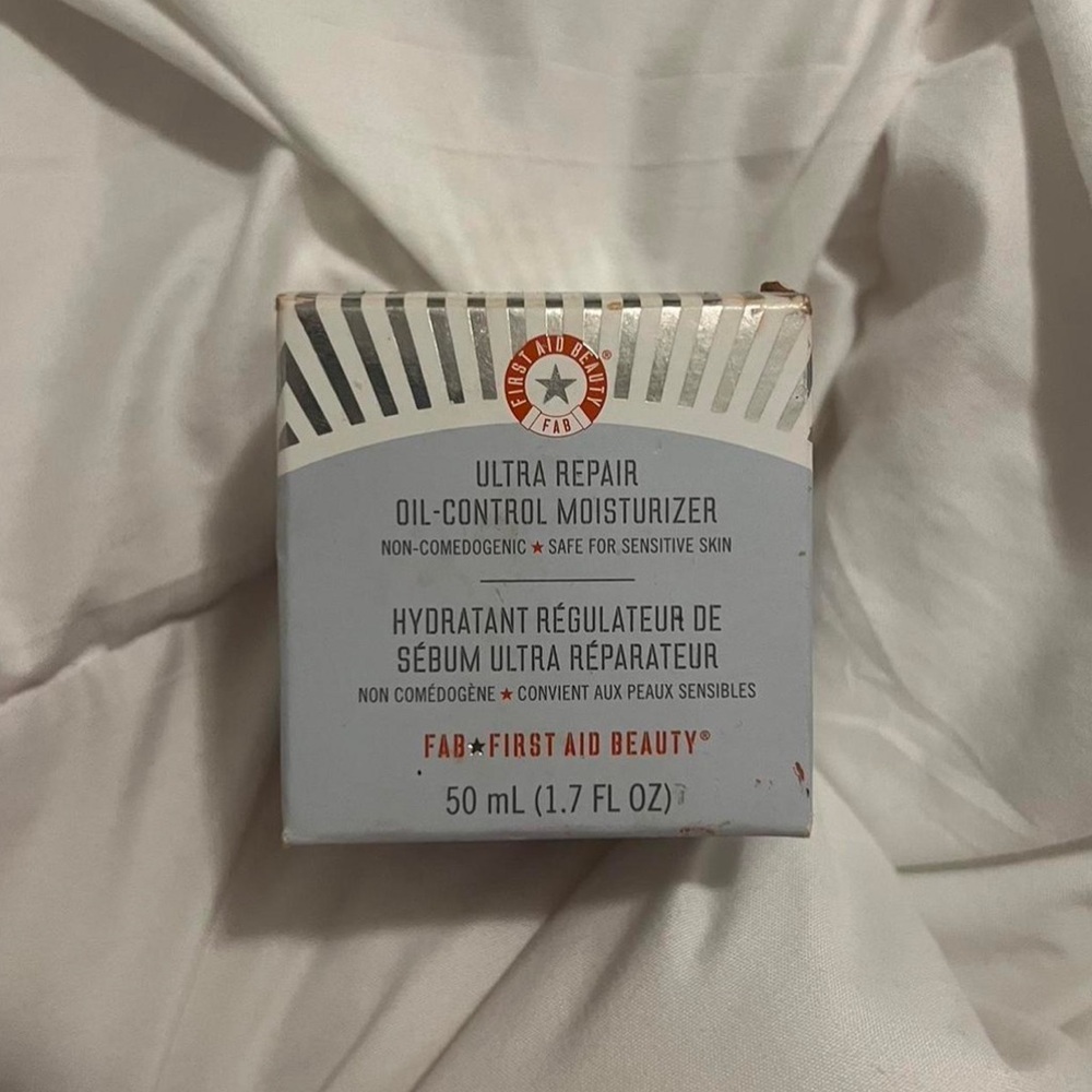 First Aid Beauty Ultra Repair Oil-Control Moisturizer - Gray